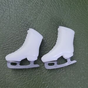 🌲 White Ice Skates